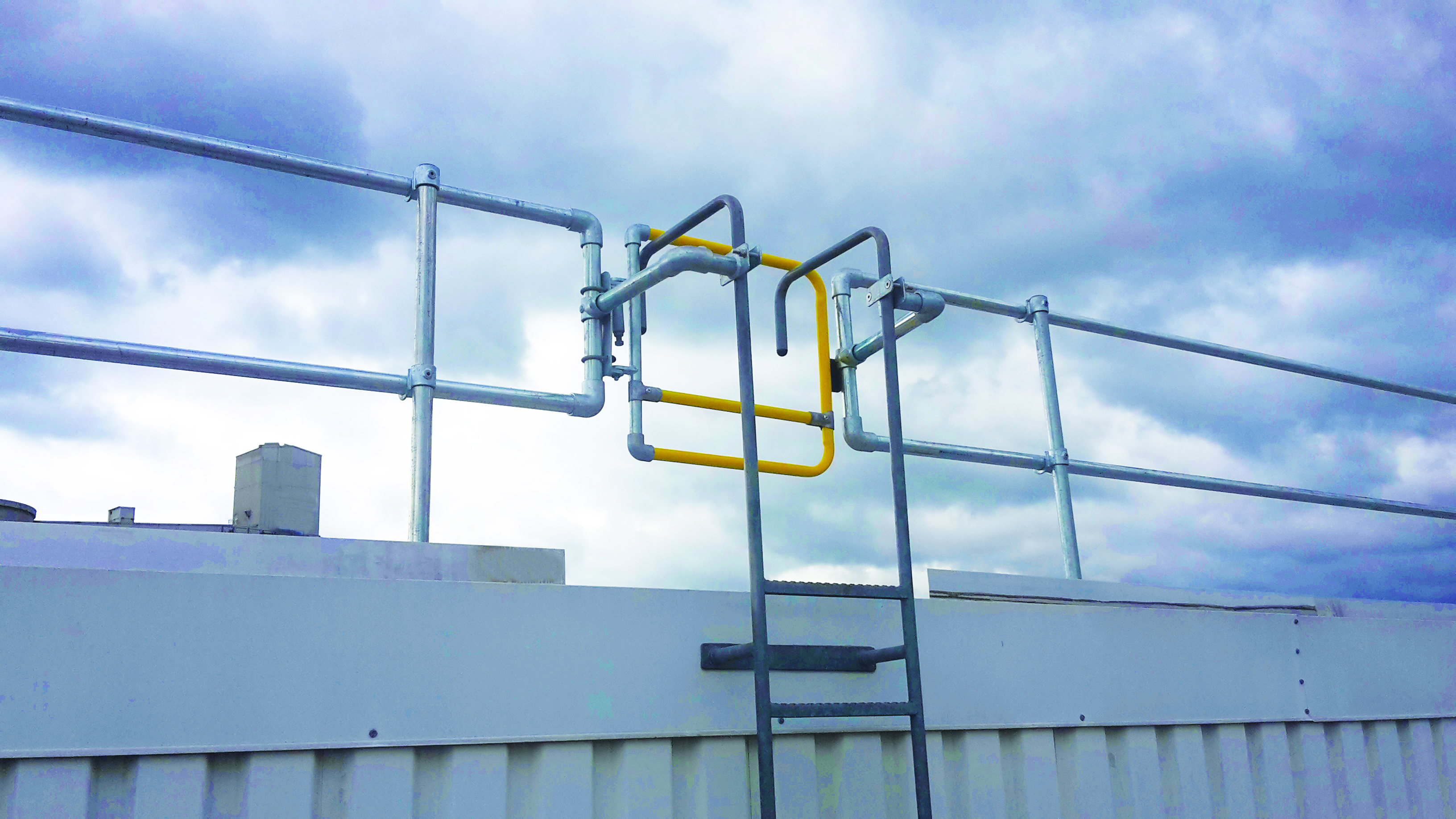 Sicherheitsgeländer am Leiterausstieg