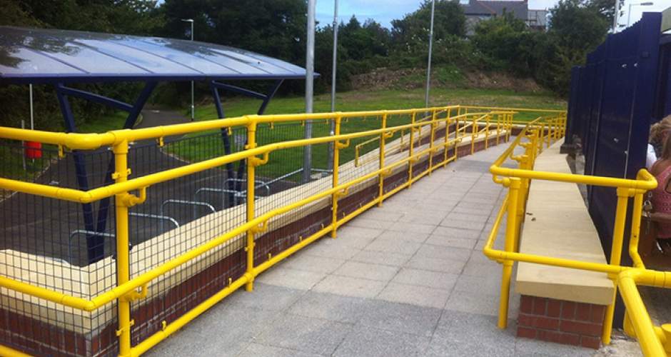 Sicherheitsgeländer am Bahnhof