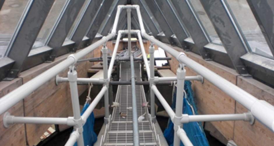 Sicherheitsgeländer im Dachfirst