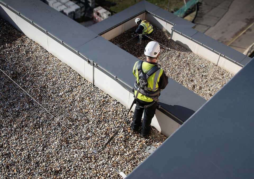 Instalacja i serwis dachowego linowego zabezpieczenia przed upadkiem Kee Line®