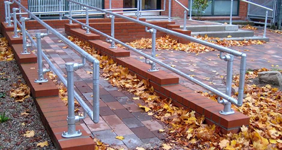 Barrierefreie Geländer an Schulen