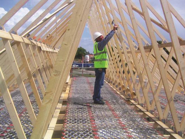 Gittermattensystem als Absturzsicherung in Dachstühlen